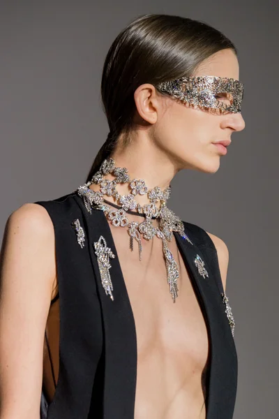 Look 100